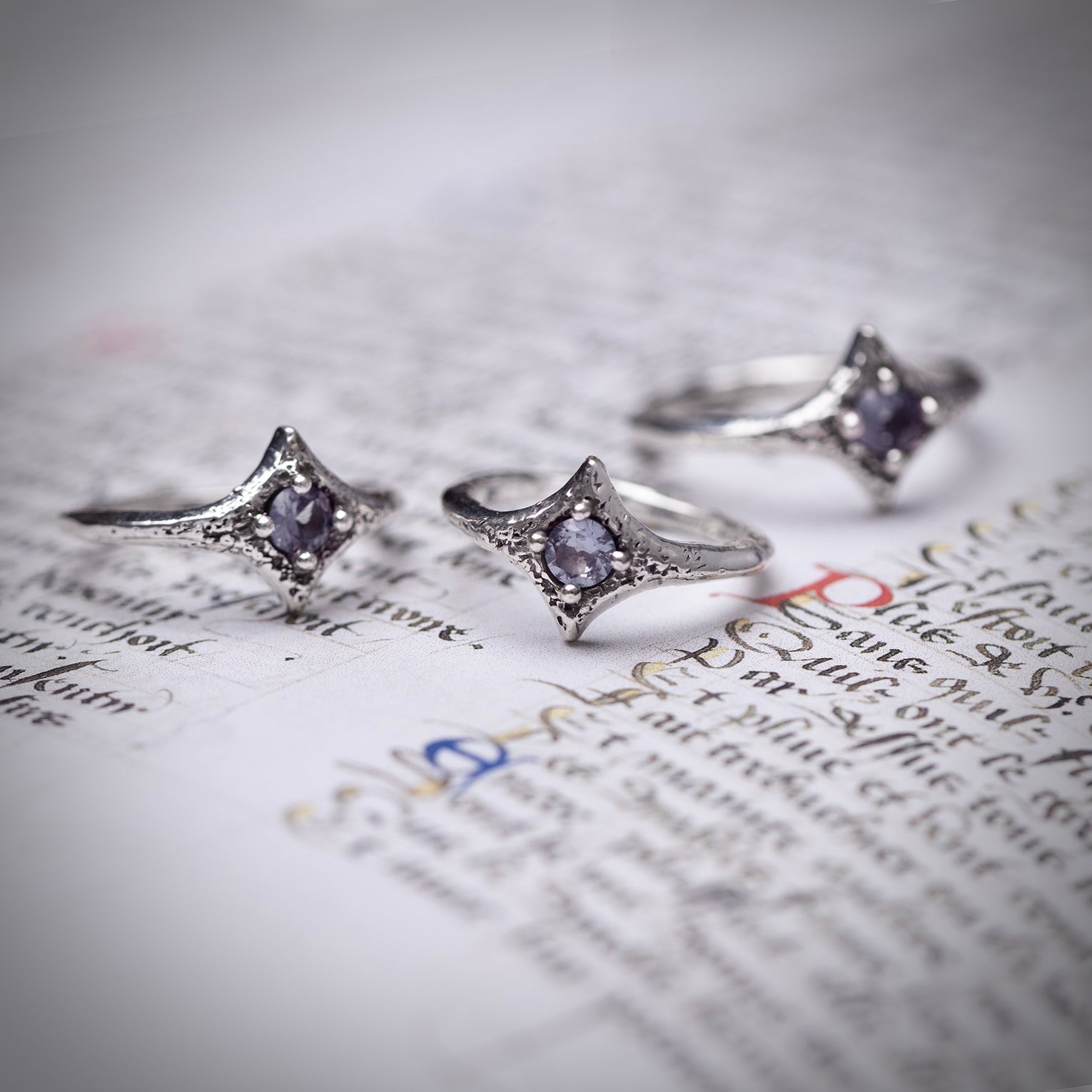 Pinky ring.【コラージュアート】 Gold Sparkling Pinky Ring – The Rainbow Edit