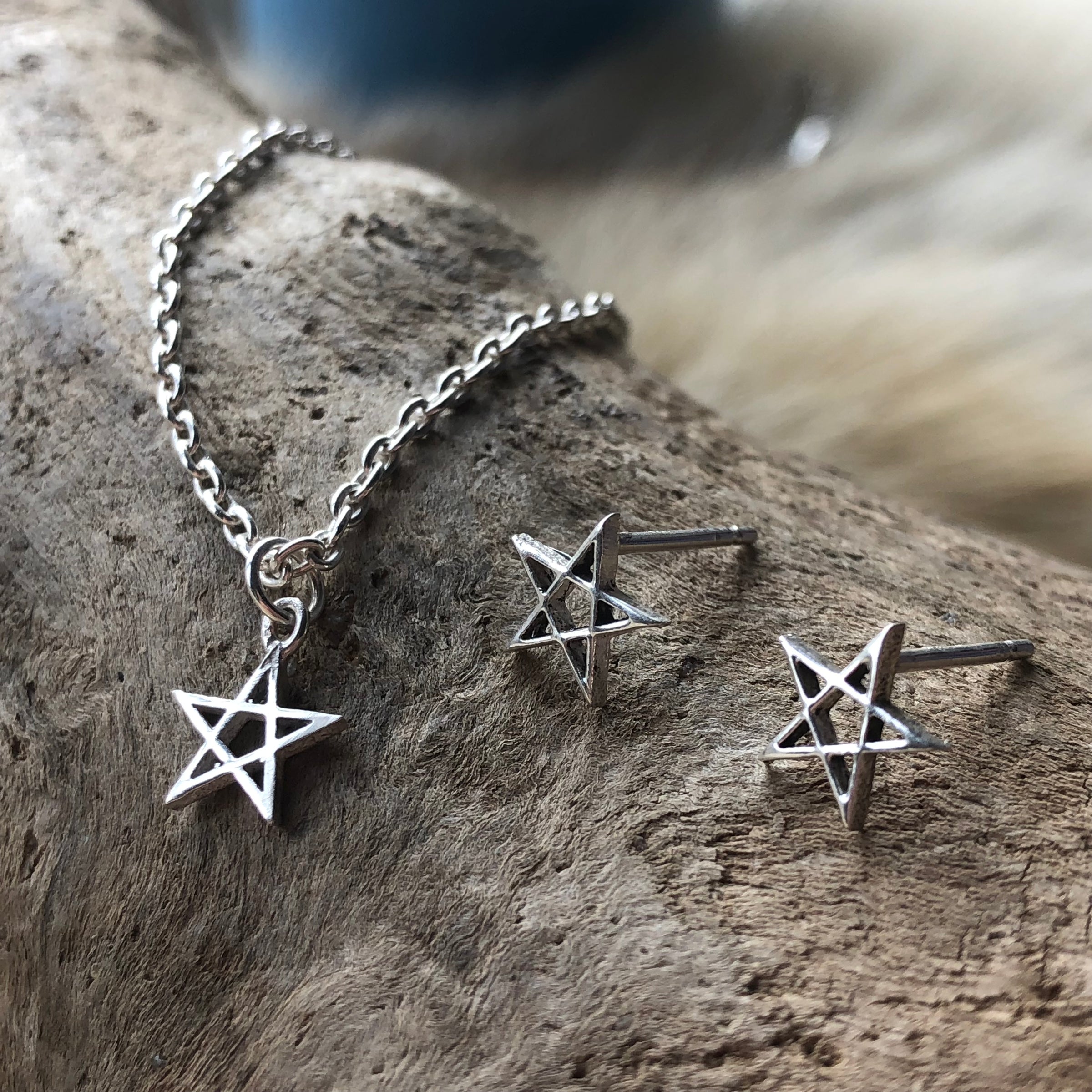 Two-Rows Choker Necklace With Pentagram Star Charm - Adjustable Black & Gold